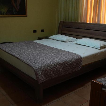 טיראנה Alen Bar Hotel מראה חיצוני תמונה